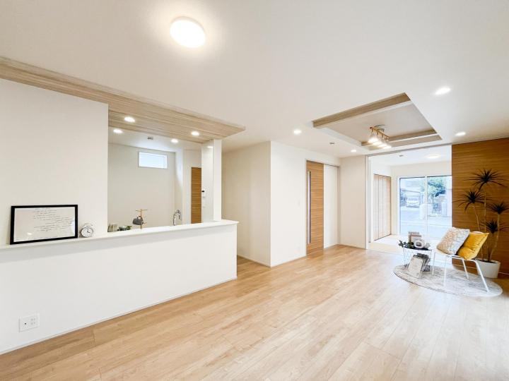 【Blooming Garden】国分寺市北町５丁目の居間・リビング|窓から陽光が降り注ぐリビング・ダイニング・キッチン。家族が集うにふさわしい、ゆとりある空間です♪