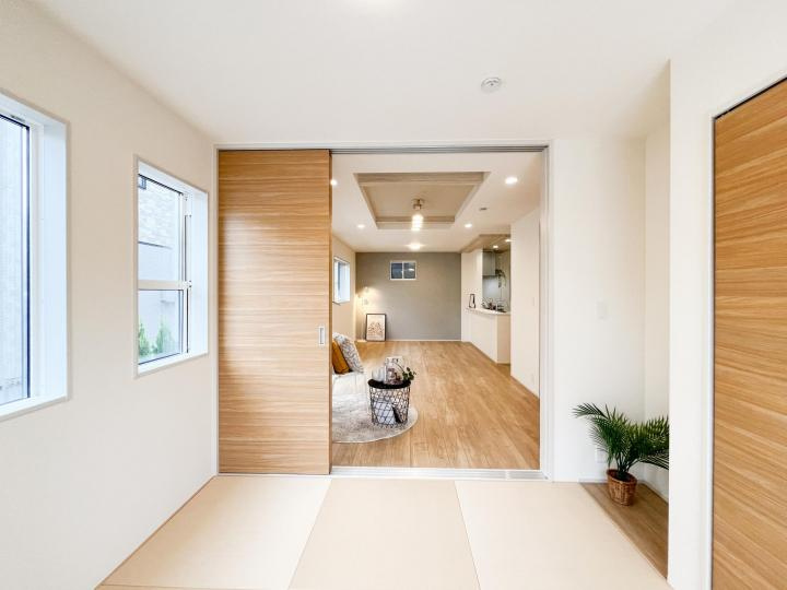 【Blooming Garden】国分寺市北町５丁目の居間・リビング|リビングの脇に和室があると使い勝手がひろがります。LDKと和室をつなげれば、21帖以上の広さになります。