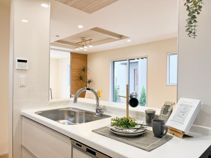 【Blooming Garden】国分寺市北町５丁目|いつもご家族と一緒に過ごせるのが対面キッチンの魅力！今日の出来事を話しながら、一緒にお料理をしながら…いつもご家族の笑顔が近くにあります。