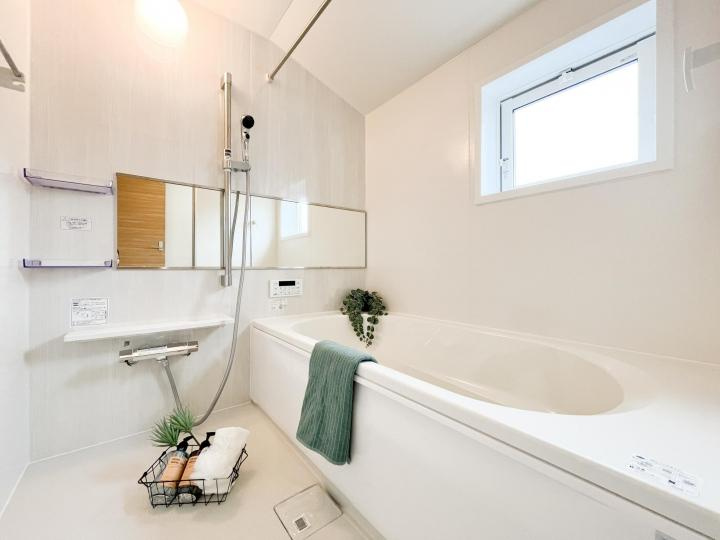 【Blooming Garden】国分寺市北町５丁目の浴室|半身浴も楽しめる一坪タイプの浴室は、防カビ仕様となっており、お掃除も楽々です。浴室乾燥機を完備し雨の日のお洗濯も安心です。