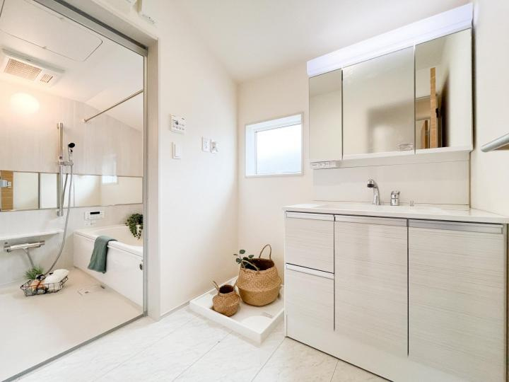 【Blooming Garden】国分寺市北町５丁目|三面鏡ならではの収納力、シャンプードレッサーならではの機能性、どちらも採用しております。汚れが落ちやすいすべり台ボウルは手入れもしやすく日々の生活を陰ながら支えてくれる仕様♪