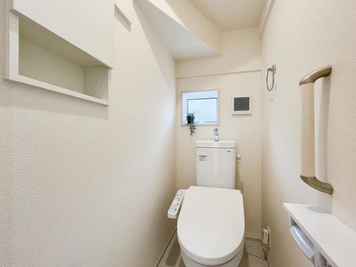 【Blooming Garden】国分寺市北町５丁目のトイレ| 収納、タオルハンガー、手すり付きのお手洗い。