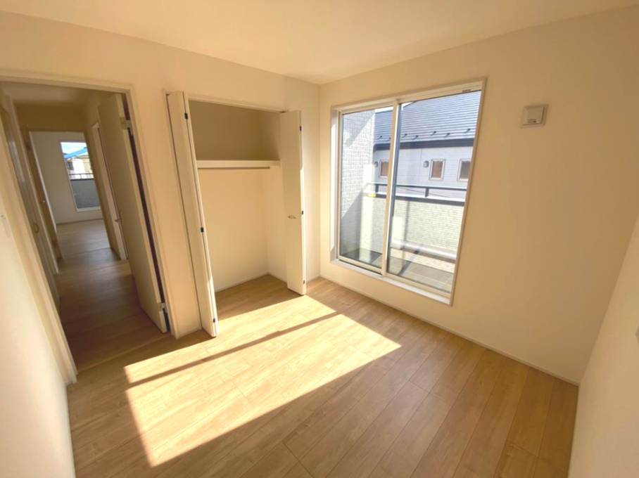 【Blooming Garden】国分寺市北町５丁目の洋室|居室のサッシにはペアガラスを採用、高い断熱性による省エネと結露対策に有効です。室内を快適な空間に代えてくれます。
