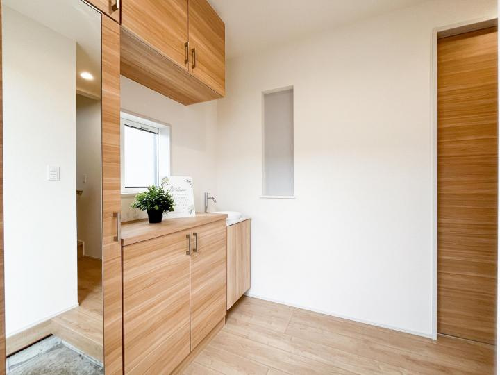 【Blooming Garden】国分寺市北町５丁目の玄関| お家に出会う人々を迎える玄関だからこそ、広々清潔感あふれる空間にしたいものです。採光・通風にも配慮された設計で毎日明るい空間をキープします♪