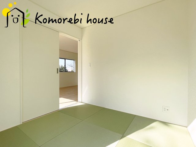 さいたま市西区飯田新田第2　新築一戸建て　クレイドルガーデン　01の和室|琉球畳のやわらかな肌ざわりに包まれる和室。ごろんと横になったり、子どもが遊んだり、家族のくつろぎが自然と集まる一部屋です。
