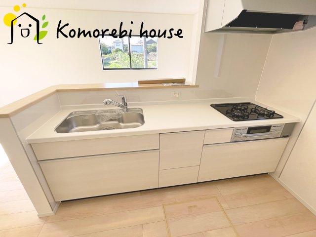 さいたま市西区飯田新田第2　新築一戸建て　クレイドルガーデン　01のキッチン|収納豊富なキッチンで、食器や調理器具もすっきり整理。毎日の料理が楽しくなる空間です。