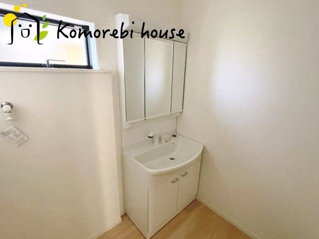 さいたま市西区飯田新田第2　新築一戸建て　クレイドルガーデン　01の独立洗面台|白を基調とした清潔感のある洗面台。シンプルで上品なデザインが空間に明るさをプラスします。