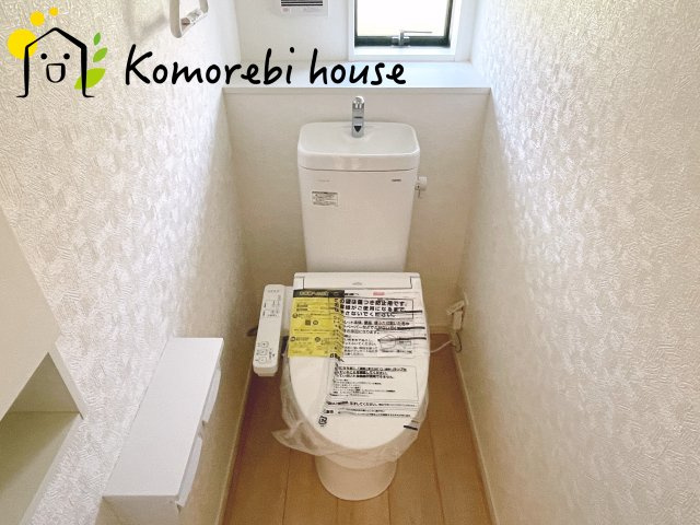 さいたま市西区飯田新田第2　新築一戸建て　クレイドルガーデン　01のトイレ|温水洗浄機能（ウォシュレット）標準装備で、毎日のトイレ時間がより快適に。やさしい温水洗浄で清潔を保てるだけでなく、冬場のヒヤッと感を軽減する暖房便座も嬉しいポイント。