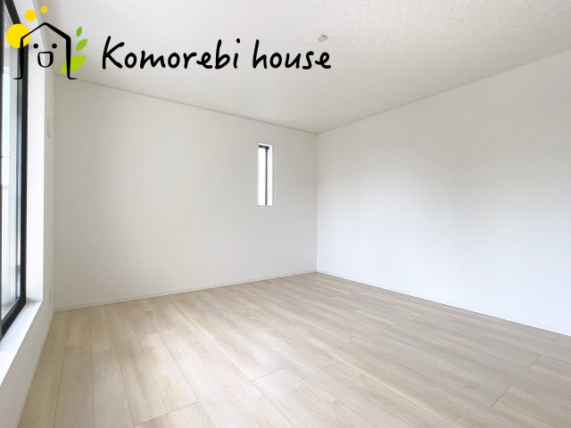 さいたま市西区飯田新田第2　新築一戸建て　クレイドルガーデン　01の寝室|一日の疲れをゆっくり癒せる主寝室は、ベッドを置いてもゆとりある広さが魅力。収納完備で衣類もスッキリ収まり、静かで落ち着いた空間が快適な眠りをサポートします。