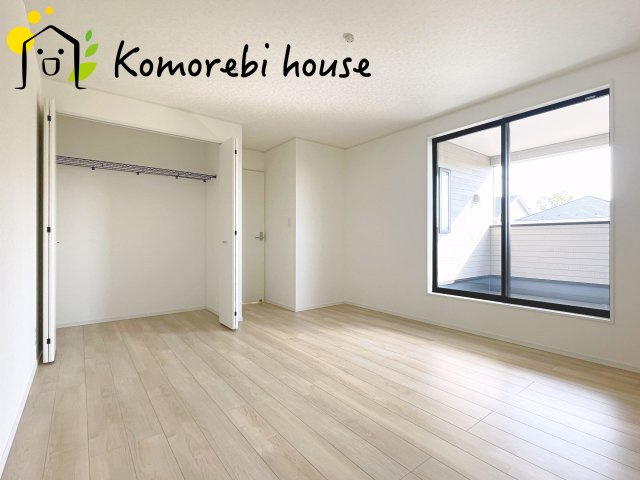 さいたま市西区飯田新田第2　新築一戸建て　クレイドルガーデン　01の寝室|ベッドをゆったり置いても余裕があり、テレビを見たり、読書を楽しんだり。夫婦の時間を静かに積み重ねられる落ち着いた寝室です。