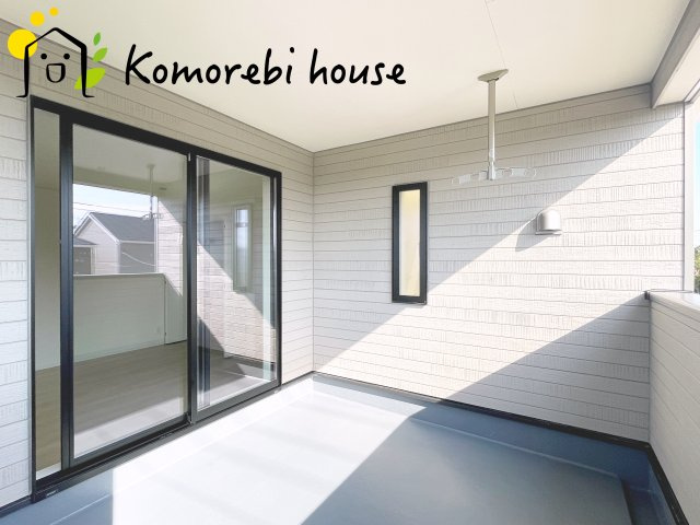 さいたま市西区飯田新田第2　新築一戸建て　クレイドルガーデン　01のバルコニー|屋根付きのインナーバルコニーは雨の日でも安心して洗濯物が干せる便利な空間。外からの視線も気になりにくく、ちょっとした憩いの場としても使えます。