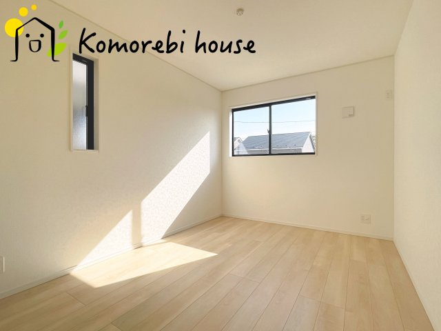 さいたま市西区飯田新田第2　新築一戸建て　クレイドルガーデン　01の子供部屋|自然光が心地よく入る子ども部屋は、学習・遊び・睡眠をしっかり支える快適環境。シンプル設計でレイアウトも変えやすく、成長に合わせて長く使える利便性の高い一室です。