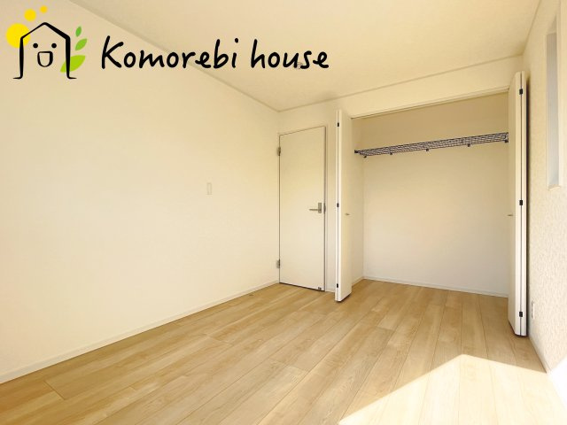 さいたま市西区飯田新田第2　新築一戸建て　クレイドルガーデン　01の子供部屋|日当たりがよく、机に向かう時間も自然とはかどる子ども部屋。寝る・学ぶ・遊ぶがコンパクトにまとまり、毎日の“小さな成長”を見守る空間です。