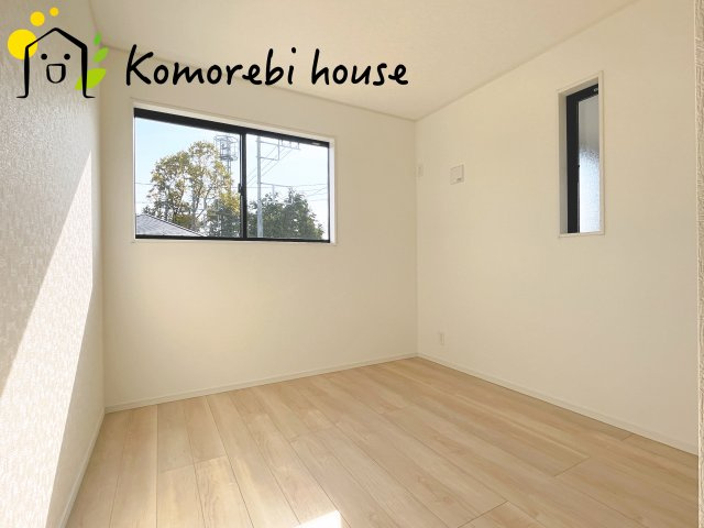 さいたま市西区飯田新田第2　新築一戸建て　クレイドルガーデン　01の洋室|明るい光が差し込む洋室は、寝室・子ども部屋・ワークスペースなど多用途に使える自由度の高い空間。家具の配置もしやすく、暮らしに合わせて柔軟に活用できます。