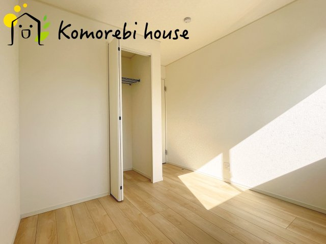 さいたま市西区飯田新田第2　新築一戸建て　クレイドルガーデン　01の収納|コートやシャツもシワなく掛けられて毎日の身支度がスムーズ。見せたくないものは隠しつつ、使いやすさと整理整頓の両方を叶えます。