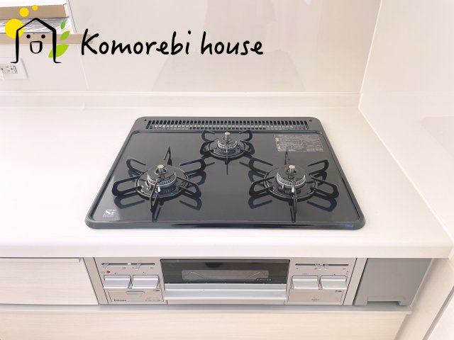 さいたま市西区飯田新田第2　新築一戸建て　クレイドルガーデン　01のキッチン|同時調理が叶う3口コンロと便利なグリル付き。忙しい朝のお弁当作りも、夕食の複数メニューもスムーズにこなせる頼れる設備です。