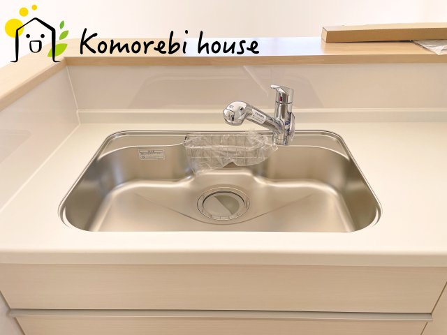 さいたま市西区飯田新田第2　新築一戸建て　クレイドルガーデン　01のキッチン|浄水器一体型で、いつでも美味しいお水がそのまま使えるキッチンシンク。料理やコーヒーづくり、炊飯にも安心して利用でき、毎日の食卓が少し豊かに。