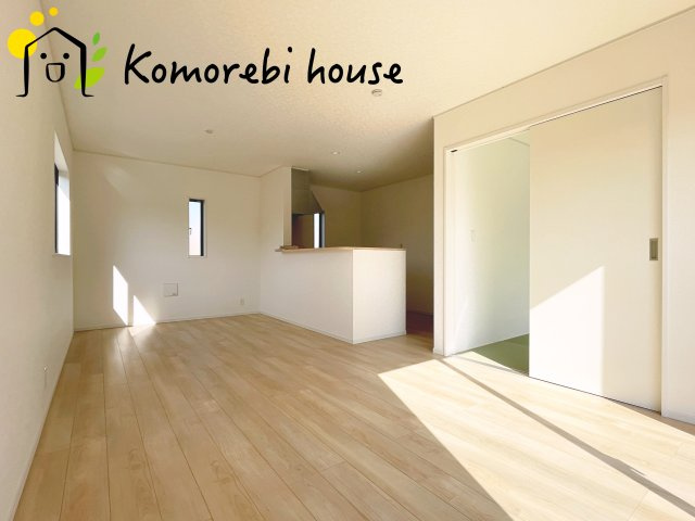 さいたま市西区飯田新田第2　新築一戸建て　クレイドルガーデン　01の居間・リビング|横長LDKは家具配置も自由で開放感あり。家族のライフスタイルに合わせた快適な暮らしを叶えます。