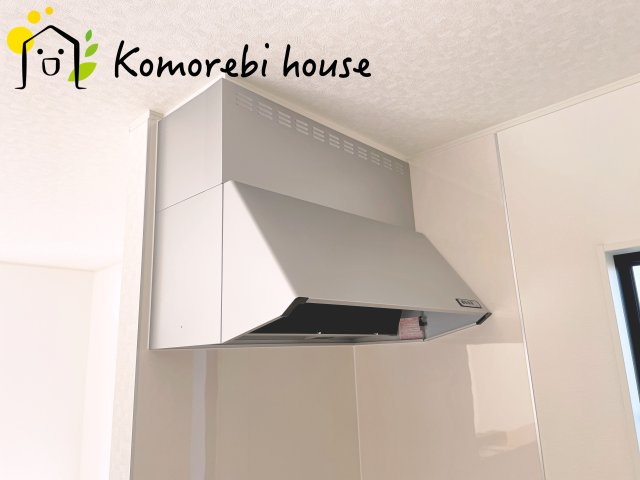 さいたま市西区飯田新田第2　新築一戸建て　クレイドルガーデン　01のキッチン|吸引力の高いレンジフードが煙や匂いを素早く排出。揚げ物や炒め物も気兼ねなくでき、リビングに匂いを残しません。