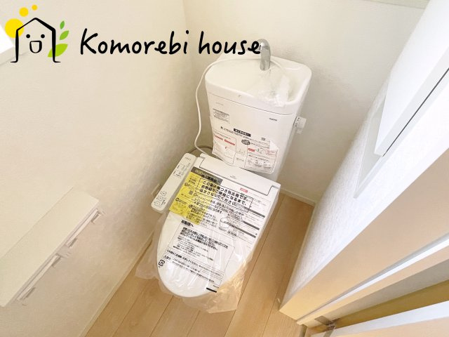 さいたま市西区飯田新田第2　新築一戸建て　クレイドルガーデン　01のトイレ|2階にもトイレがあることで、朝の混雑が解消し生活動線がスムーズに。新築ならではの間取り設計で、毎日の“プチストレス”が驚くほど減ります。