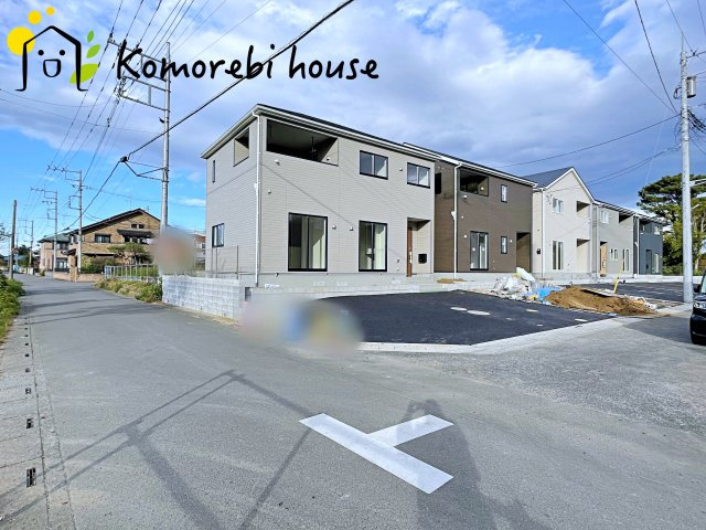 さいたま市西区飯田新田第2　新築一戸建て　クレイドルガーデン　01の前面道路含む現地写真|角地だから車の出し入れがスムーズ。毎日の駐車がストレスフリー。
