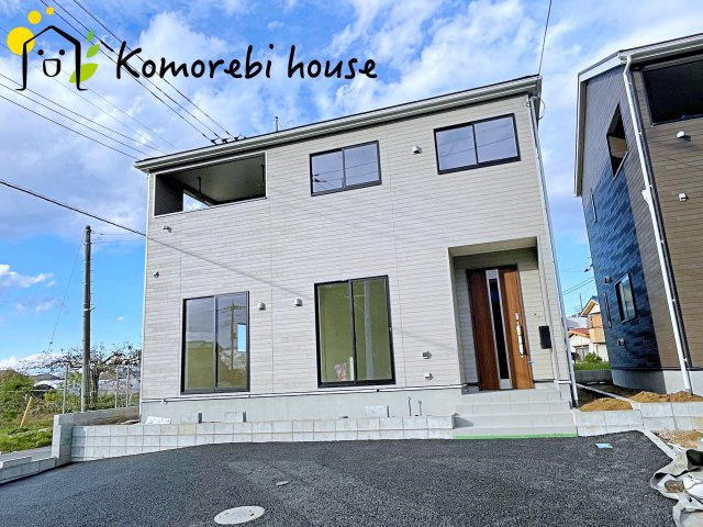 さいたま市西区飯田新田第2　新築一戸建て　クレイドルガーデン　01の外観|明るい色合いで統一された外観が魅力の新築住宅。シンプルながら存在感があり、帰宅時に気分が上がるデザインです。周辺環境とも調和し、落ち着いた街並みに映える一邸です。