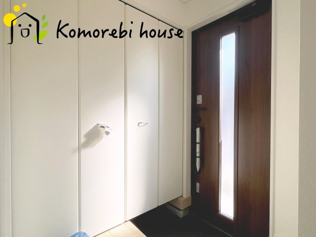 さいたま市西区飯田新田第2　新築一戸建て　クレイドルガーデン　01の玄関|玄関から快適な生活が始まる。収納・導線・使い勝手に配慮された、家族に優しい設計です。