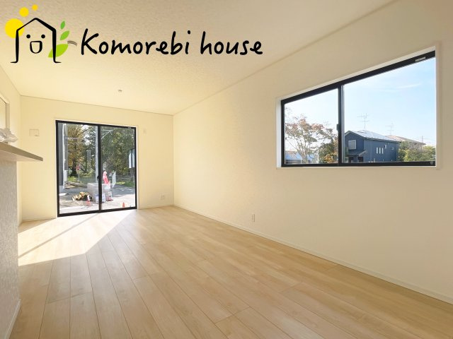 さいたま市西区飯田新田第2　新築一戸建て　クレイドルガーデン　01の居間・リビング|高性能窓と断熱材を採用したLDKで、冷暖房効率アップ。家族が集まる時間も快適に過ごせるリビングです。
