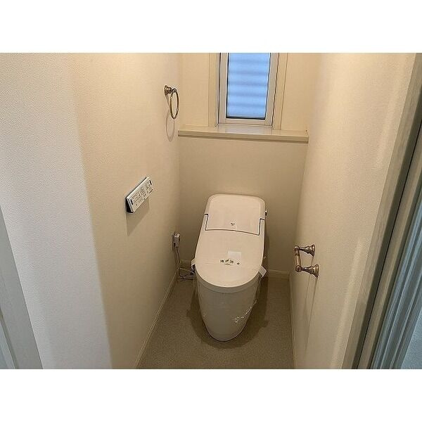 芦屋市翠ヶ丘町戸建のトイレ