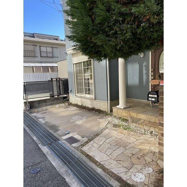 芦屋市翠ヶ丘町戸建の駐車場
