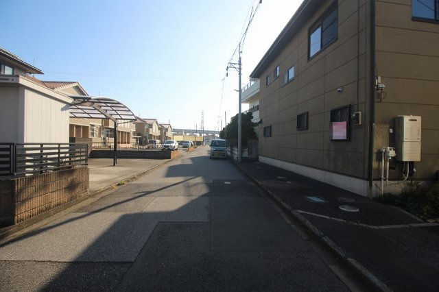小山市神鳥谷2丁目の前面道路含む現地写真|北東側道路