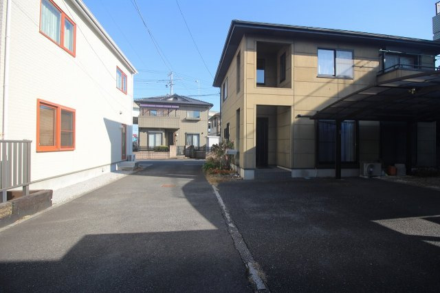 小山市神鳥谷2丁目の前面道路含む現地写真|北西側