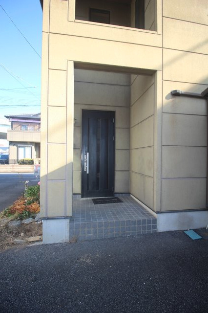 小山市神鳥谷2丁目の玄関|道路から直接見えにくい横向き玄関。プライバシーに配慮された動線で、落ち着いて出入りできるのが嬉しいポイントです。