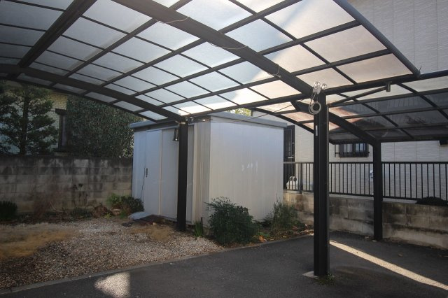 小山市神鳥谷2丁目のその他|屋外物置付きで、季節物やアウトドア用品の収納に便利。室内をすっきり保てる、あると助かる設備です。