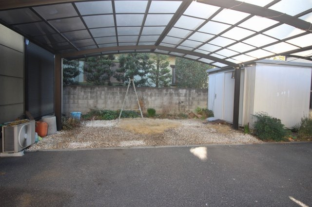 小山市神鳥谷2丁目の駐車場|敷地奥に広がるお庭スペース。ガーデニングやお子様の遊び場としても使え、暮らしの楽しみが広がります。