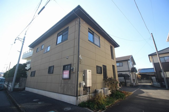 小山市神鳥谷2丁目の外観|北側から見た外観は、建物のボリューム感がよく分かります。窓配置もバランスが良く、採光や通風にも配慮された設計です。