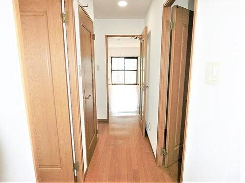 パルメゾン野間園弐番館のその他|廊下（バルコニー方向）　※2021年2月撮影