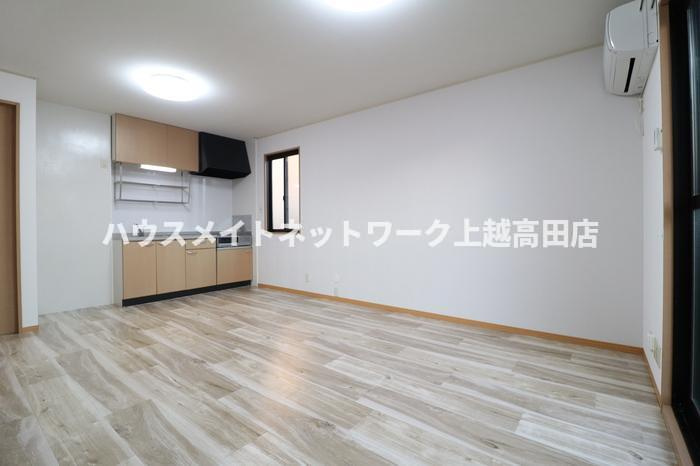 ロイヤルタウン寺町 六番館の居間・リビング|洋室