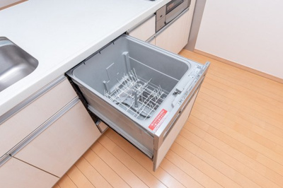 【キッチン】 | 大阪市住之江区浜口西１丁目　中古戸建 | 食器を一気に丸洗いでき、節水にもなる食洗機搭載！手肌に優しく、高温での洗浄も可能で除菌効果も期待できますね。
