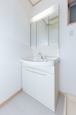 【独立洗面台】 | 大阪市住之江区浜口西１丁目　中古戸建 | 鏡が大きく、お子様と並んでの歯磨きも可能な三面鏡付き洗面化粧台。鏡裏やボウル下に収納付きで、洗面周りがスッキリ片付きます！