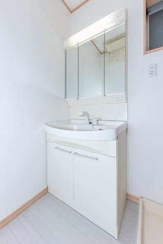【独立洗面台】 | 大阪市住之江区浜口西１丁目　中古戸建 | 鏡が大きく、お子様と並んでの歯磨きも可能な三面鏡付き洗面化粧台。鏡裏やボウル下に収納付きで、洗面周りがスッキリ片付きます！