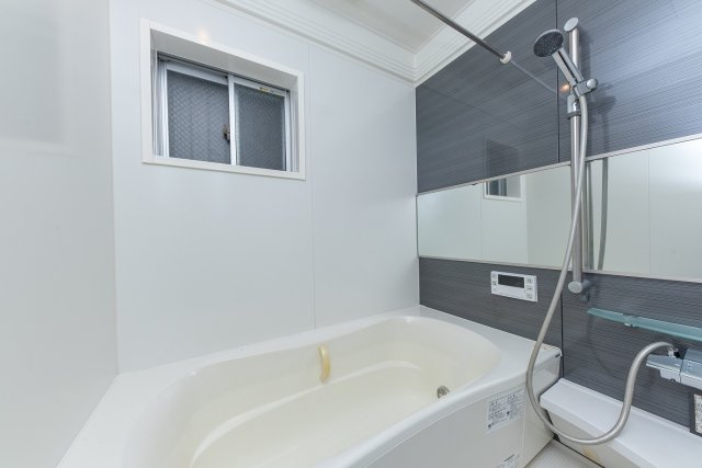 【浴室】 | 大阪市住之江区浜口西１丁目　中古戸建 | 足を伸ばしてゆったりと湯船に浸かれる広々バスルーム。ご家族一緒に、癒しのバスタイムをお楽しみください！