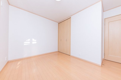 【寝室】 | 大阪市住之江区浜口西１丁目　中古戸建 | 洋室6.2帖。大型ベッドも設置可能でご夫婦の寝室にもオススメ！大きなベッドでお子様も一緒にお休みになれます。