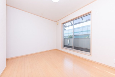 【寝室】 | 大阪市住之江区浜口西１丁目　中古戸建 | 西向きバルコニーへ出入り可能な洋室6.2帖。バルコニーに面したお部屋は、大きなお布団などもサッと干せて便利です！