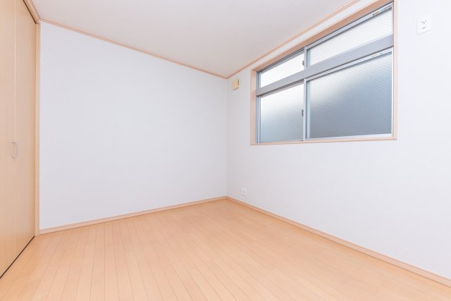 【洋室】 | 大阪市住之江区浜口西１丁目　中古戸建 | 洋室5.7帖。ベッドやデスクなど、お好きなインテリアを揃え、お好みのレイアウトでお部屋作りをお楽しみください。