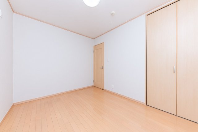 【洋室】 | 大阪市住之江区浜口西１丁目　中古戸建 | 洋室5.7帖。フローリング仕様のお部屋は家具の移動もしやすく、お部屋の模様替えも気軽に楽しめそうですね！