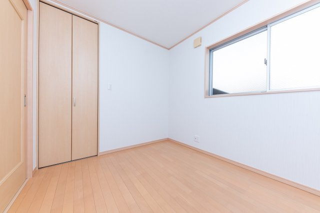【洋室】 | 大阪市住之江区浜口西１丁目　中古戸建 | 洋室4.5帖。全居室に収納スペースを設けました！お部屋が片付き、居住空間を有効的にご使用いただけます。