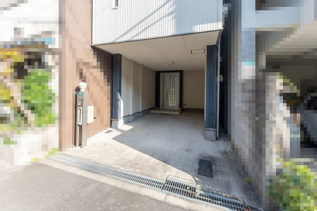 【駐車場】 | 大阪市住之江区浜口西１丁目　中古戸建 | 雨風やいたずらから愛車を守るビルトインガレージ1台分あり(車種による)！雨の日のお出かけもラクラクです。