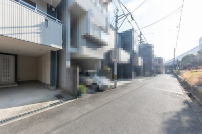 【前面道路含む現地写真】 | 大阪市住之江区浜口西１丁目　中古戸建 | 前面道路は西側幅員約4.1m。敷地との高低差がなく、お車の出し入れもスムーズに行えそうです。ぜひ一度、現地をご覧ください！