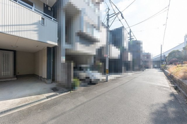 【前面道路含む現地写真】 | 大阪市住之江区浜口西１丁目　中古戸建 | 前面道路は西側幅員約4.1m。敷地との高低差がなく、お車の出し入れもスムーズに行えそうです。ぜひ一度、現地をご覧ください！